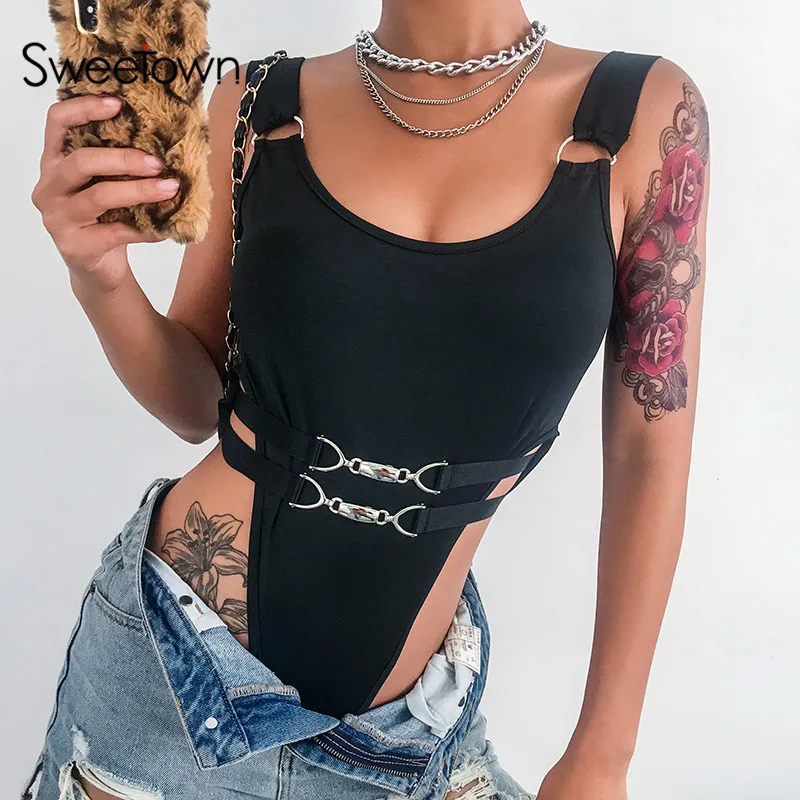 Sweetown قبالة الكتف عالية الخصر القوطية ارتداءها مع مشبك معدني الزنانير مثير Strappy و ارتداءها النساء قصيرة بذلة السروال القصير