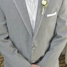 Высокое качество две кнопки светло-серый Жених Смокинги Пик нагрудные Свадьба Для мужчин костюм Жених Для мужчин костюмы(куртка+ брюки+ жилет+ галстук