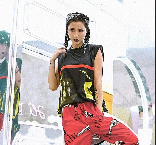 

2018 New Hip Hop Printed Letter Women Sleeveless T Shirts Personality Hand Draw Loose Tee Shirts Tops Tee Streetwear