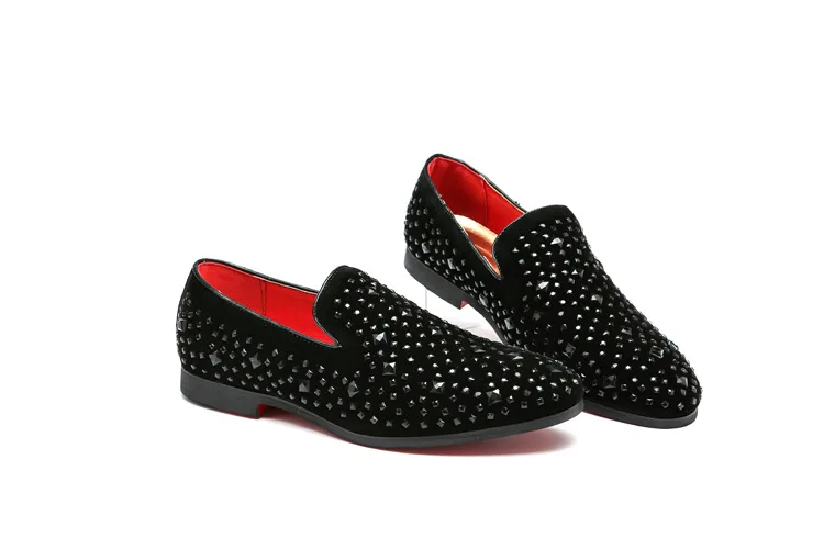 Для мужчин Лоферы Black Diamond Стразы шипами Мокасины с заклепками туфли с красной подошвой Свадебная вечеринка обувь M349