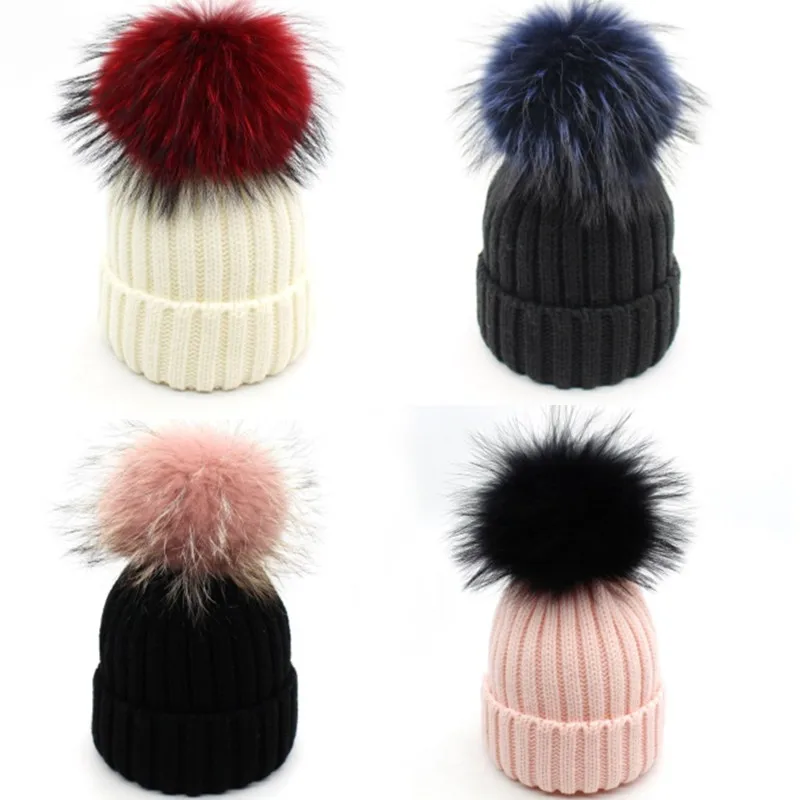 Красочные помпоны из искусственного меха енота, вязаные теплые шапки Skullies Beanies, шапки для женщин и девочек, детские зимние лыжные шапочки, чепчик черного и красного цвета