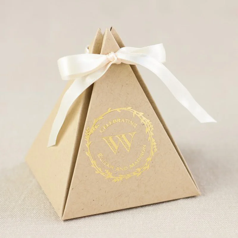 Персонализированные любой язык текста Пирамида бумага конфет контейнер Свадебные сувениры детские подарки для душа коробка конфеты коробка для гостей