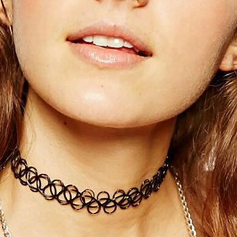 Черное украшение на шею. Чокер 2022 тренд. Даймонд чокер. Чокер fashion diamond. Женское плотно облегающее шею украшение.