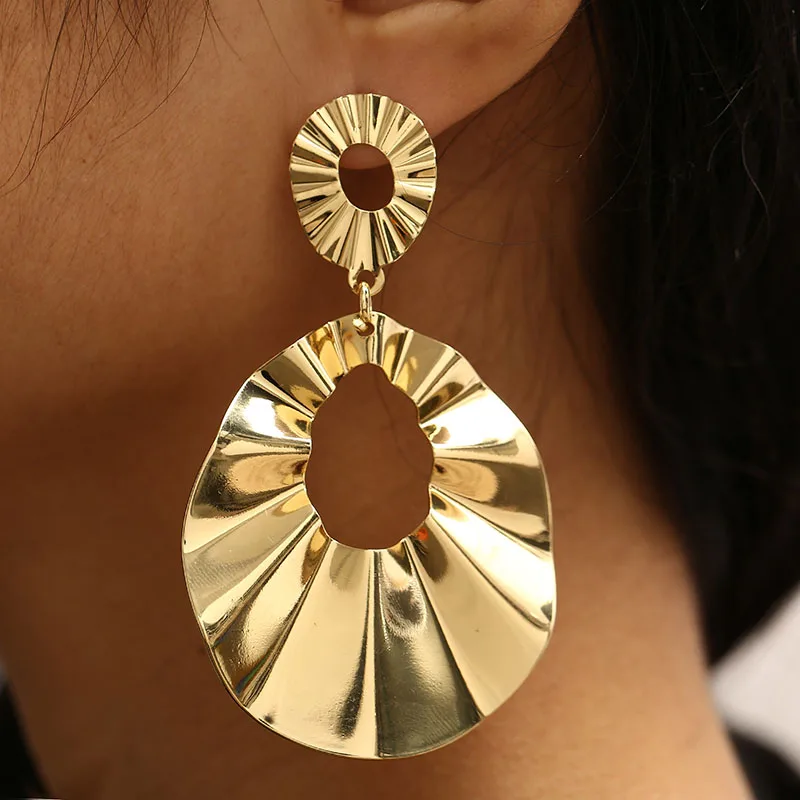 

2019 New Hollow Irregular Metal Earrings Punk Wavy Circle Exaggerated Personality Popular Geometric Ladies Earrings