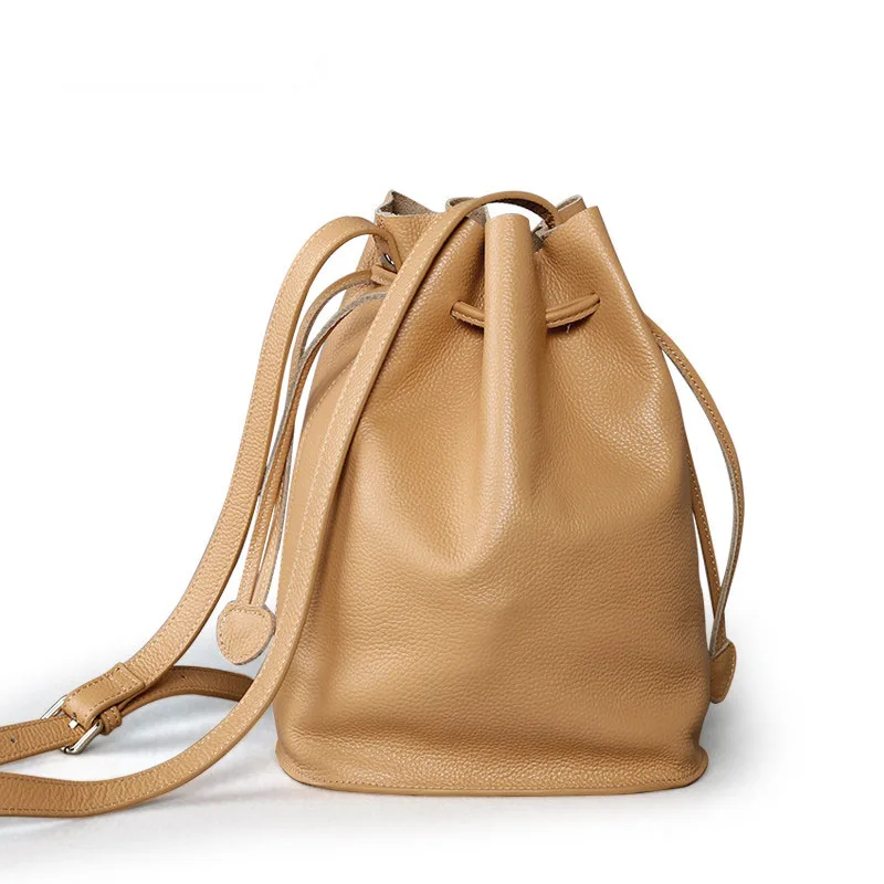 

AETOO Leather bucket bag female Messenger bag 2017 new Korean version of the drawstring bucket Baotou layer of leather simple le