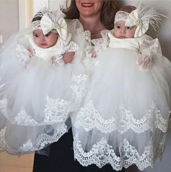 Красивые Детские Длинные платье на крестины Длинные рукава Sheer два Многоуровневое Кружева с капота Тюль Крещение платья для Обувь для мальчиков и Обувь для девочек