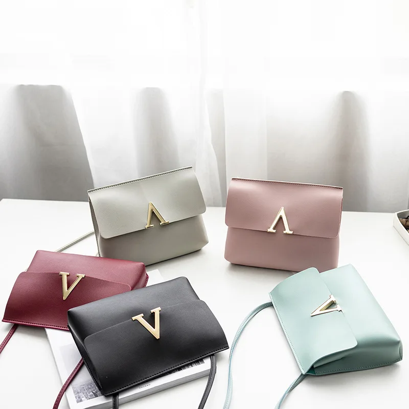 

Women's bag 2019 latest V word metal shoulder solid color large capacity high quality hot sale simple personality Messenger bag