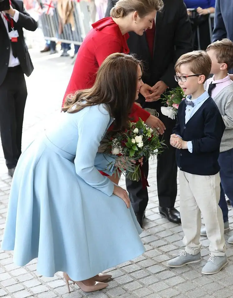 Kate-Middleton-Dress-2017-New-Dresses-Blue-Suit-Collar-Dresses-Goddess-Slim-Long-Sleeve-Jacket-Scheduled (2)