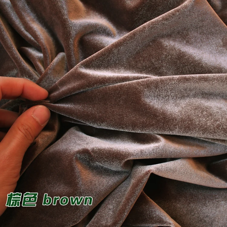 Как стирать велюровые. Как стирать велюр. Стирка занавесок. Как постирать коврик для ванной. Коричневая велюровая ткань.