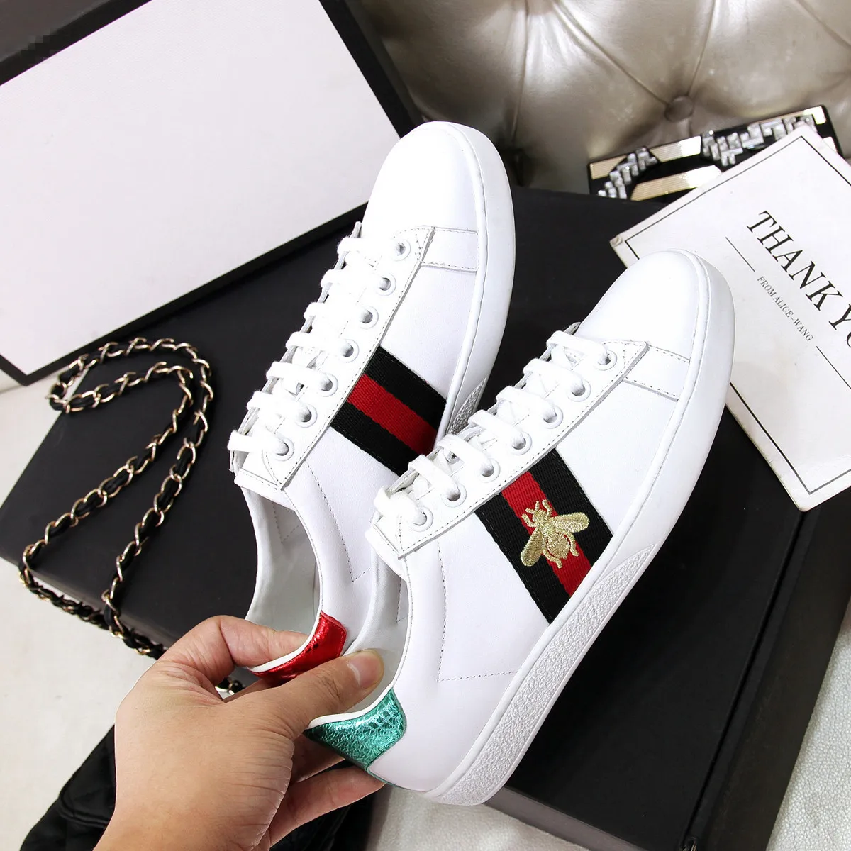 

2019 zapatos de mujer shoes women for men and flat sneakers women embroidered bee flat shoes women chaussures femme Little bee