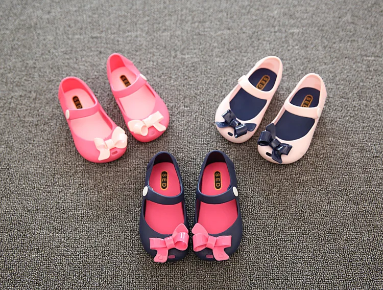 Детская нескользящая обувь принцессы с пластиковым бантом для маленьких девочек; Летняя обувь с пряжкой; От 1 до 6 лет однотонная обувь с бантом