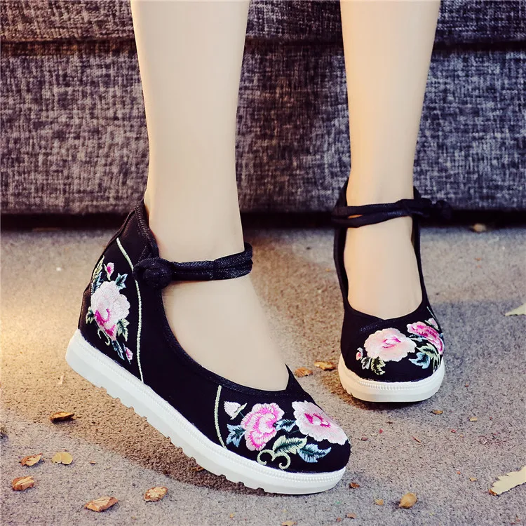 Новинка года; женские парусиновые туфли с ремешком на щиколотке, увеличивающие рост; сезон весна-осень; женские туфли на танкетке в китайском стиле в винтажном стиле с вышивкой