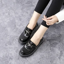 Teahoo/ женские лоферы из лакированной кожи; модные женские туфли-оксфорды с Т-образным металлическим украшением; женские мягкие невысокие плоские туфли; большие размеры