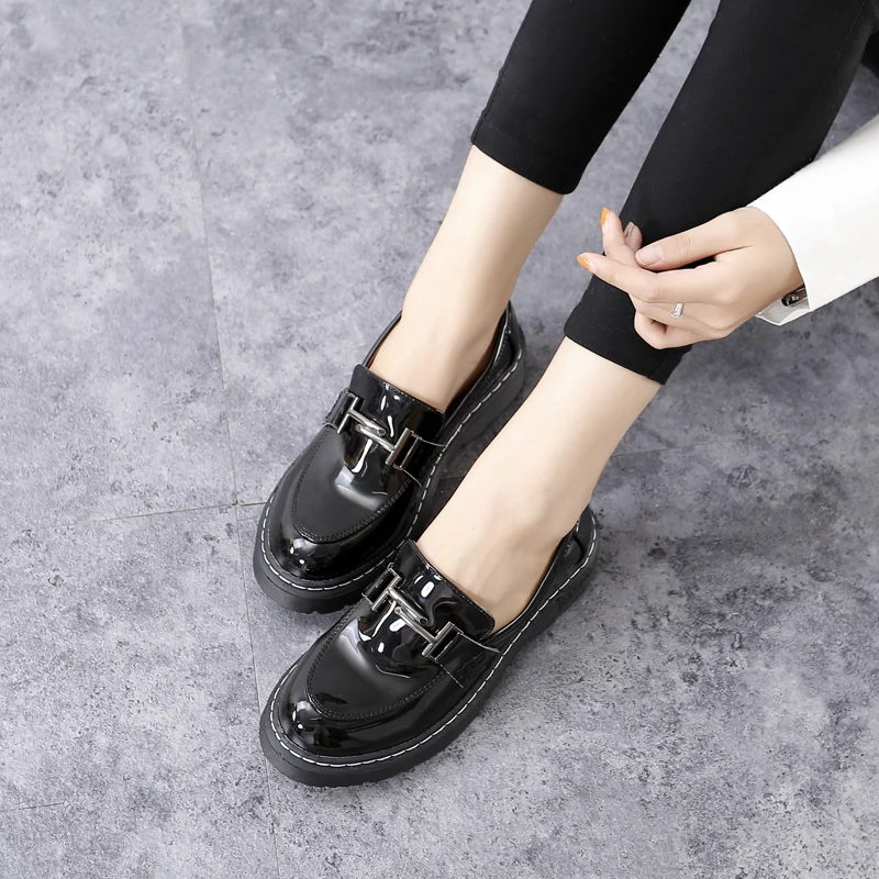 

Teahoo 2018 Patent Leather Loafers Women Fashion T Metal Decoration Oxford Shoes Women Soft Shallow Flat Shoes Woman Plus Size