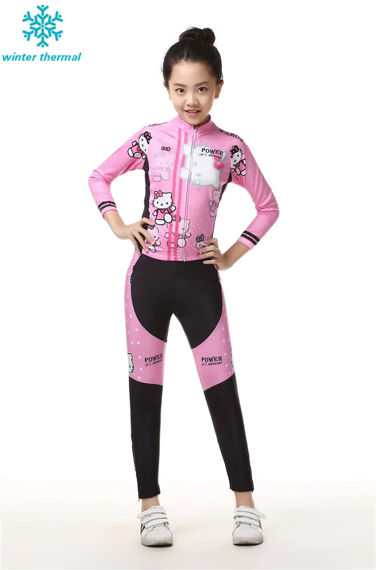 Grupo De Niños Niñas Y Niños Pequeños Con Ropa Deportiva De Estilo Casual Bailando Aislados Fondo Verde En Amarillo Baile Hiphop Clase 257679624