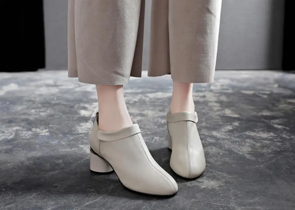

Autumn and winter new fashion deep mouth leather with black shoes