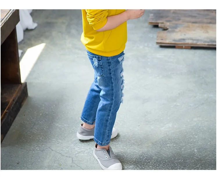 Демисезонные джинсы года для девочек детские джинсы повседневные джинсы для маленьких девочек и мальчиков модные «дырявые» штаны для девочек 3 до 8 лет
