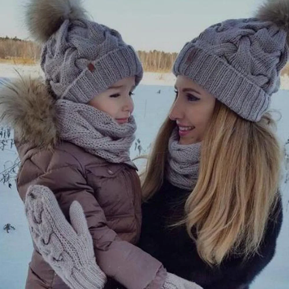 Зимняя теплая шапка для мамы и ребенка однотонная вязаная шерстяная с помпоном