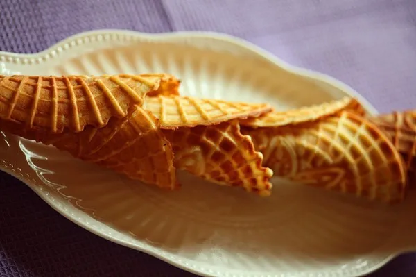 ELECTRIC-NON-STICK-SINGLE-HEAD-CONE-SHAPE-WAFFLE-BAKER-FRENCH-STROOP-WAFEL (3)