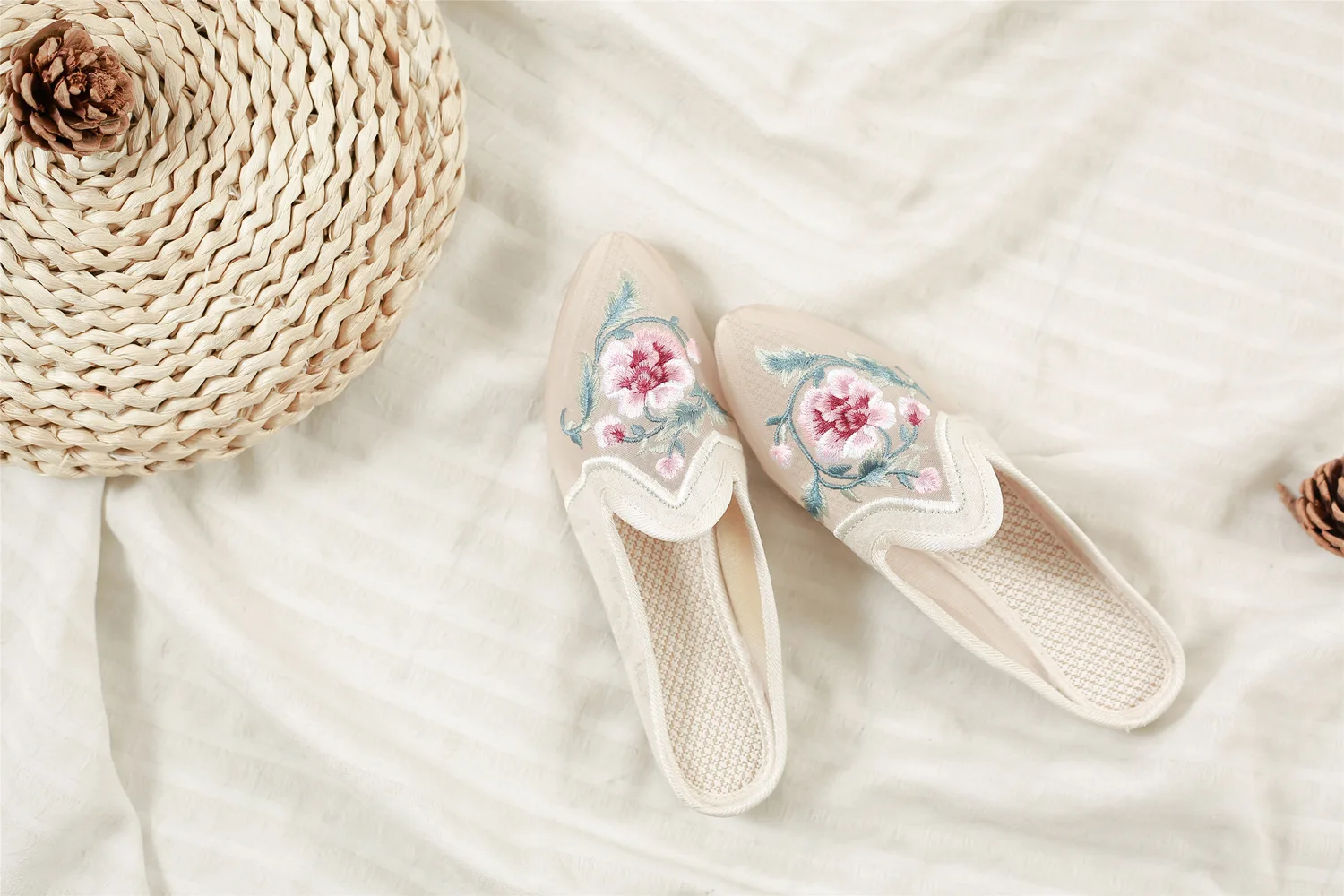Тапочки; туфли-лодочки; женская обувь; Классические босоножки без задника; Paeonia; женская свадебная обувь с острым носком и вышивкой в китайском стиле; zapatos de mujer