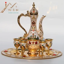 Nueva Llegada de Oro y negro juego de Café Conjunto juego de Té de Vino Castillo patrón de metal hotel/room decor 1 Unidades = 1 plato + 1 olla + 6 tazas