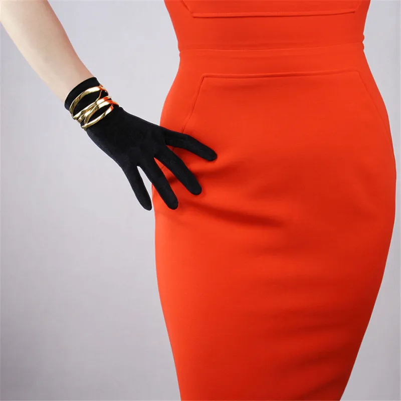 

Black Silk Velvet Women Gloves 22cm Short Style High Elastic Retro Classical French Elegance Velour Female Mittens TB59