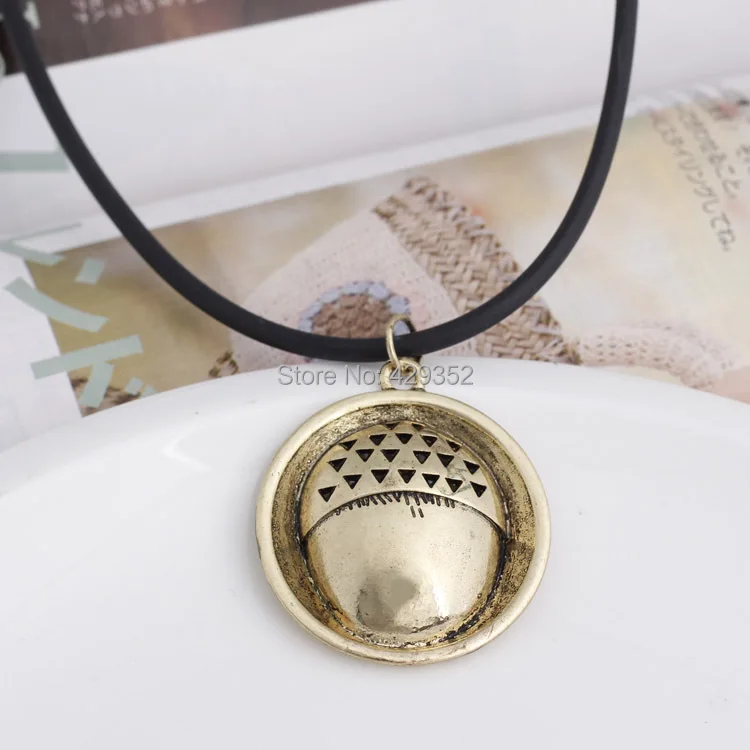 

Euro-American Hot Sale The Hobbit An Unexpected Journey Bilbo Baggin Acorn Button Necklace Leather Pendant Necklace Friend Gifts