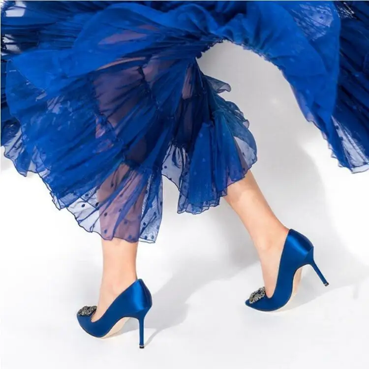 Пикантные женские туфли-лодочки на высоком каблуке с острым носком; шикарная женская свадебная обувь украшенная хрусталем; цвет синий, белый; сатиновый; sapato feminino