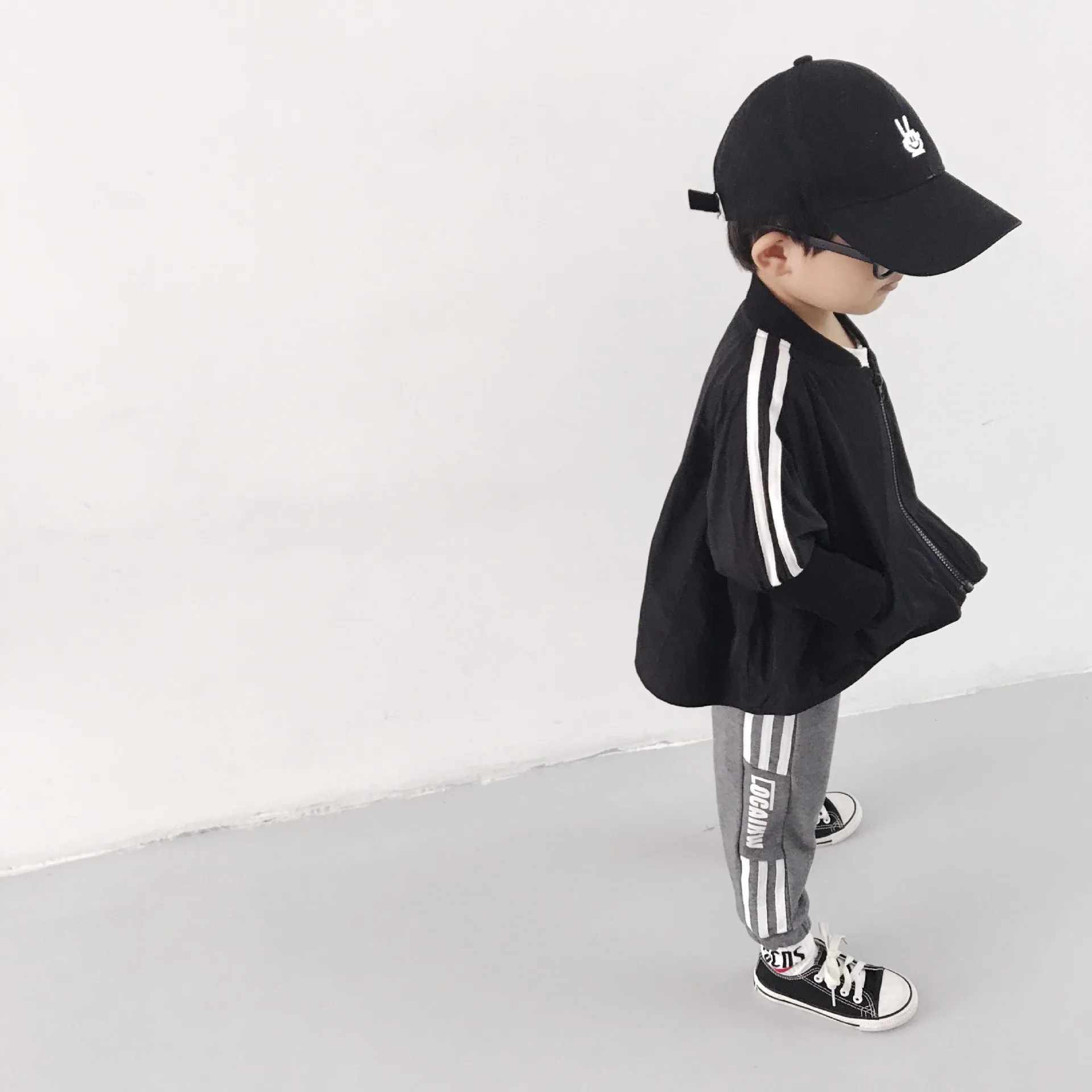 Корейский стиль моды Мальчики боковой полосой Длинные рукава стенд воротник Бейсбольные куртки детские свободные пальто на молнии детская верхняя одежда
