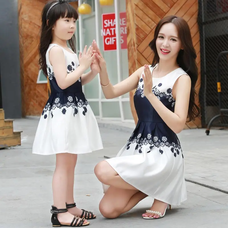 cute mom and daughter matching outfits