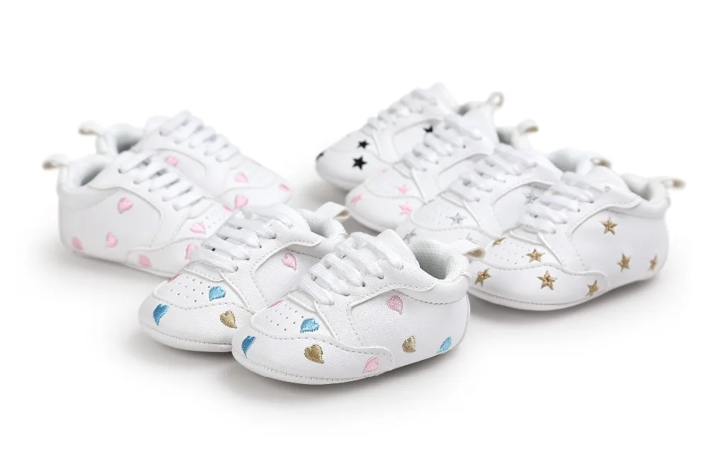 Детская обувь для новорожденных мальчиков и девочек с узором в виде сердечек и звезд; кроссовки из искусственной кожи на шнуровке для малышей от 0 до 18 месяцев