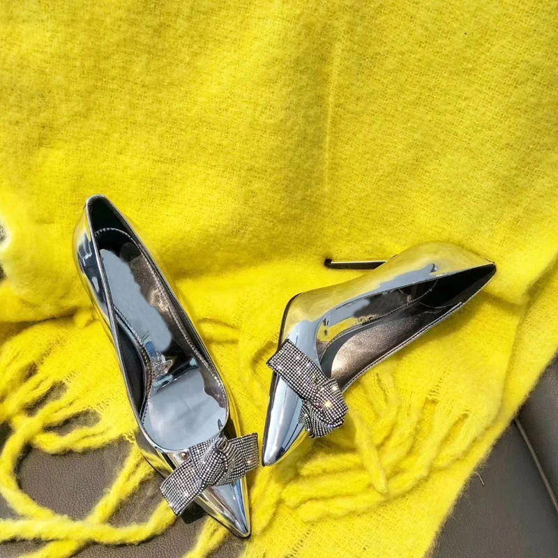 Элитный бренд DesignersThin на высоком каблуке босоножки на высоком каблуке Blingbling Стразы с декоративным узлом-бабочкой Для женщин пикантные туфли-лодочки острый носок Светоотражающие Серебристые туфли на высоком каблуке