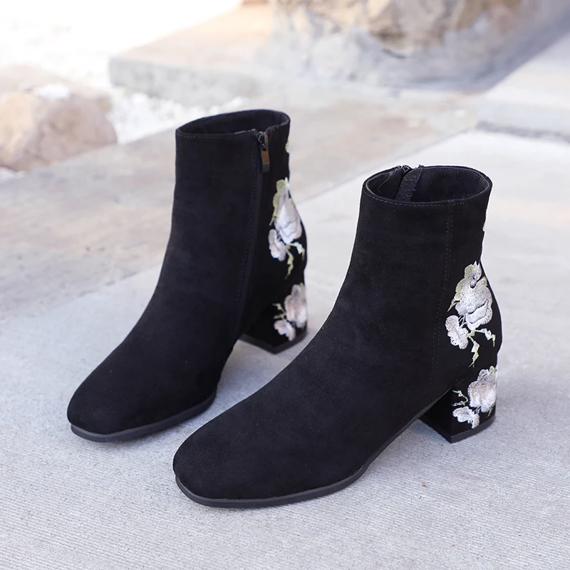 Aphixta ботильоны с вышивкой; классические Замшевые женские ботинки; сезон осень-зима; женская обувь на высоком каблуке на молнии с цветочным принтом; теплые короткие ботинки