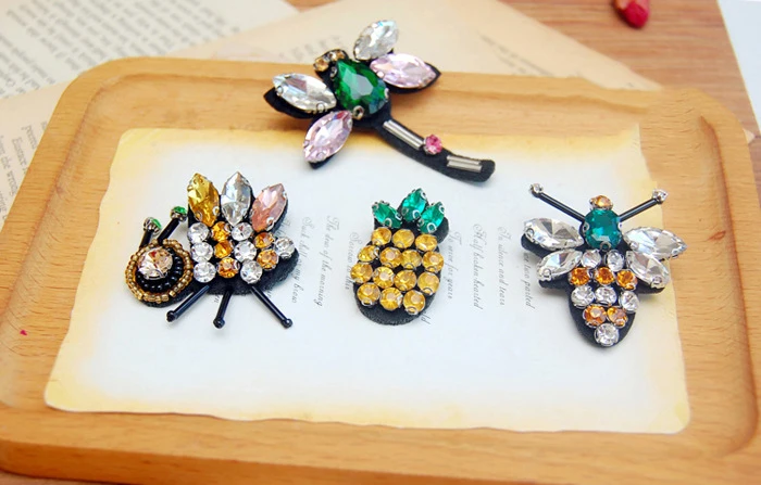 

Vintage Handmade Beaded Gem Crystal Bee Dragonfly Pineapple Brooches Pin Summer Sewing Fabric Button Badge Pin Jean Bag Jewelry