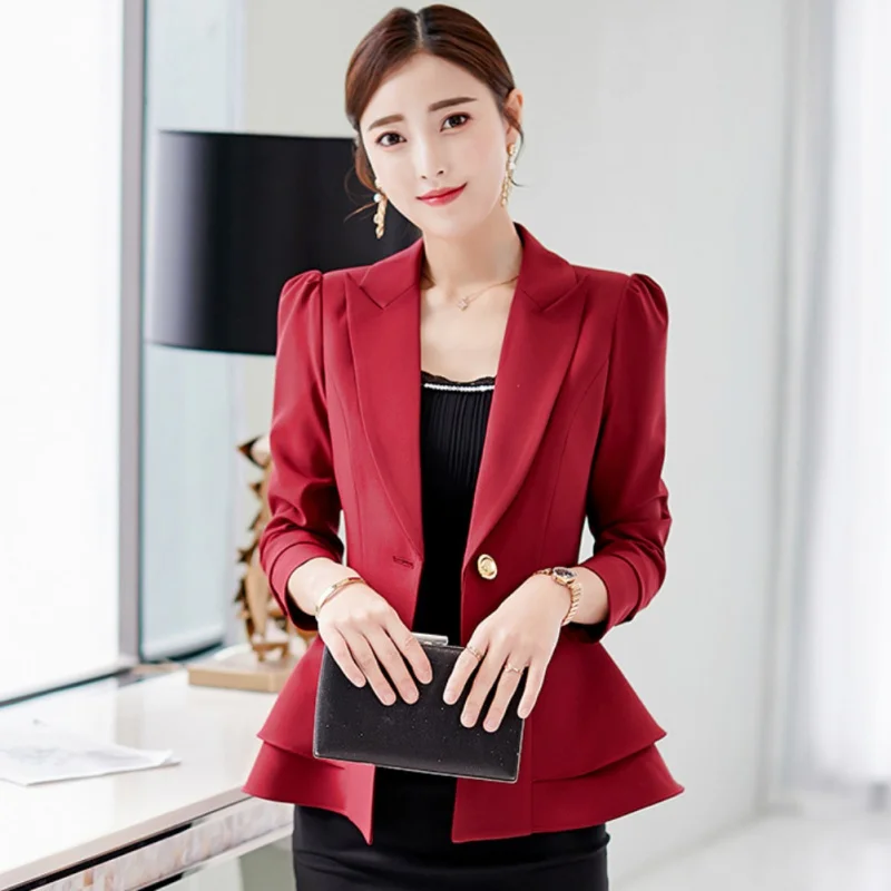 офисный жакет. пиджак с плечиками женский. деловой костюм женский. в пиджаке в офисе. черный офисный пиджак.