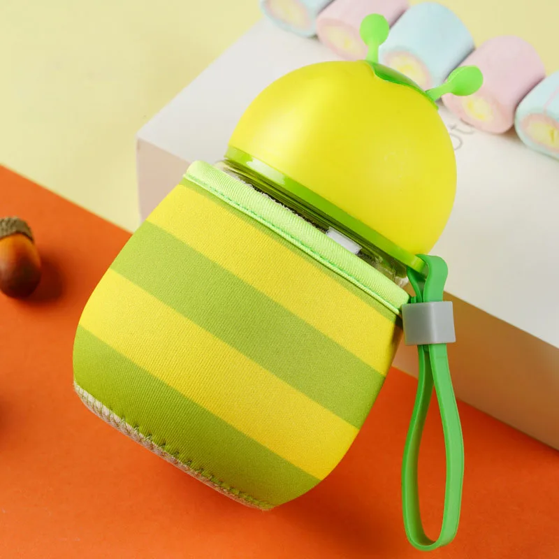 Новая модная детская креативная стеклянная бутылка для воды с рисунком пчелы с изоляционной тканевой крышкой 300 мл Детские уличные бутылки для питья - Цвет: green yellow
