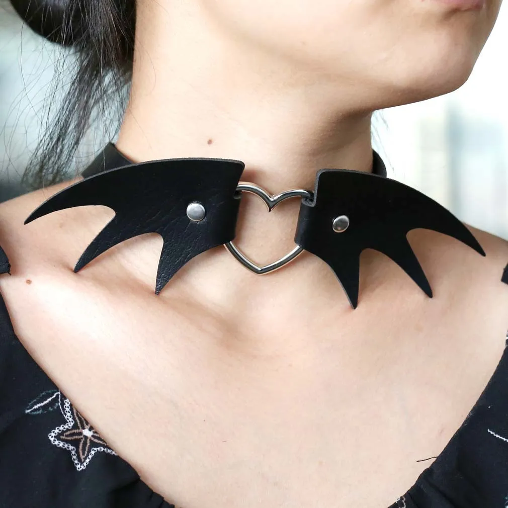

Nueva Moda Punk Gotico Pequeno Diablo Pu Cuero Angel Alas Amor Del Corazon Del Melocoton Collares Clavicula Del Collar