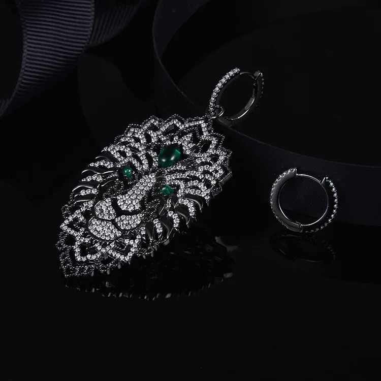 

Ins-APM exaggeration black gray 925 silver inlaid lion head asymmetric earrings female design sensitive pendant