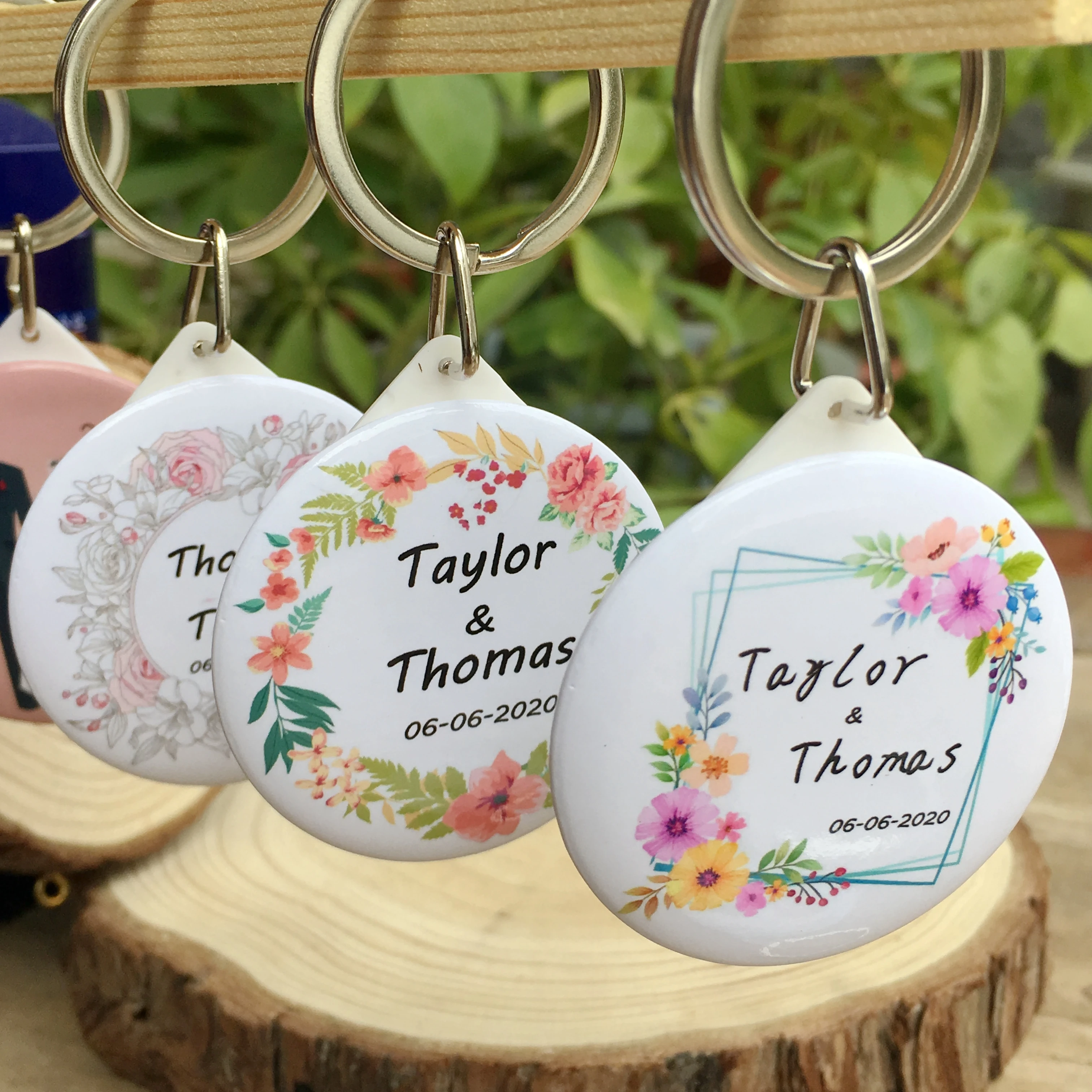 

50pcs Personalized name date Keychain with Mirror Custom Wedding Favors And Gifts Wedding Gifts For Guests Wedding Souvenirs