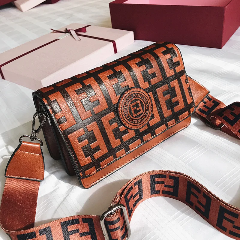 

Fashion Lady shoulder bag, simple letter pattern wide shoulder strap fashion small square bag, European and American trend style