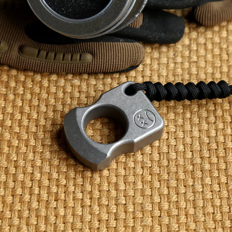 

EDC Titanium Alloy Multipurpose Single Holes Tools Meteorite Keychain Outdoors Self-defense Ring Tools