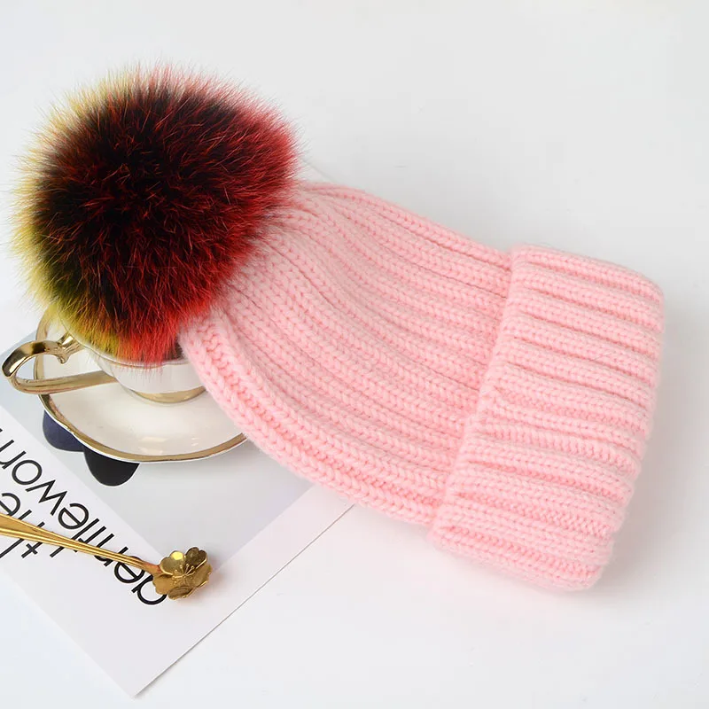 KNB043 разноцветные Меховые помпоны вязаные шапочки шапка новая зимняя Радуга шарик из меха енота Вязаная Шапка Лыжная skullies шапка - Цвет: pink