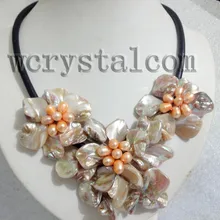 Очаровательная Настоящее культивированный пресноводный жемчуг Белый оболочки цветок Цепочки и ожерелья кожаный нагрудник Для женщин Цветочное Ожерелье Воротник