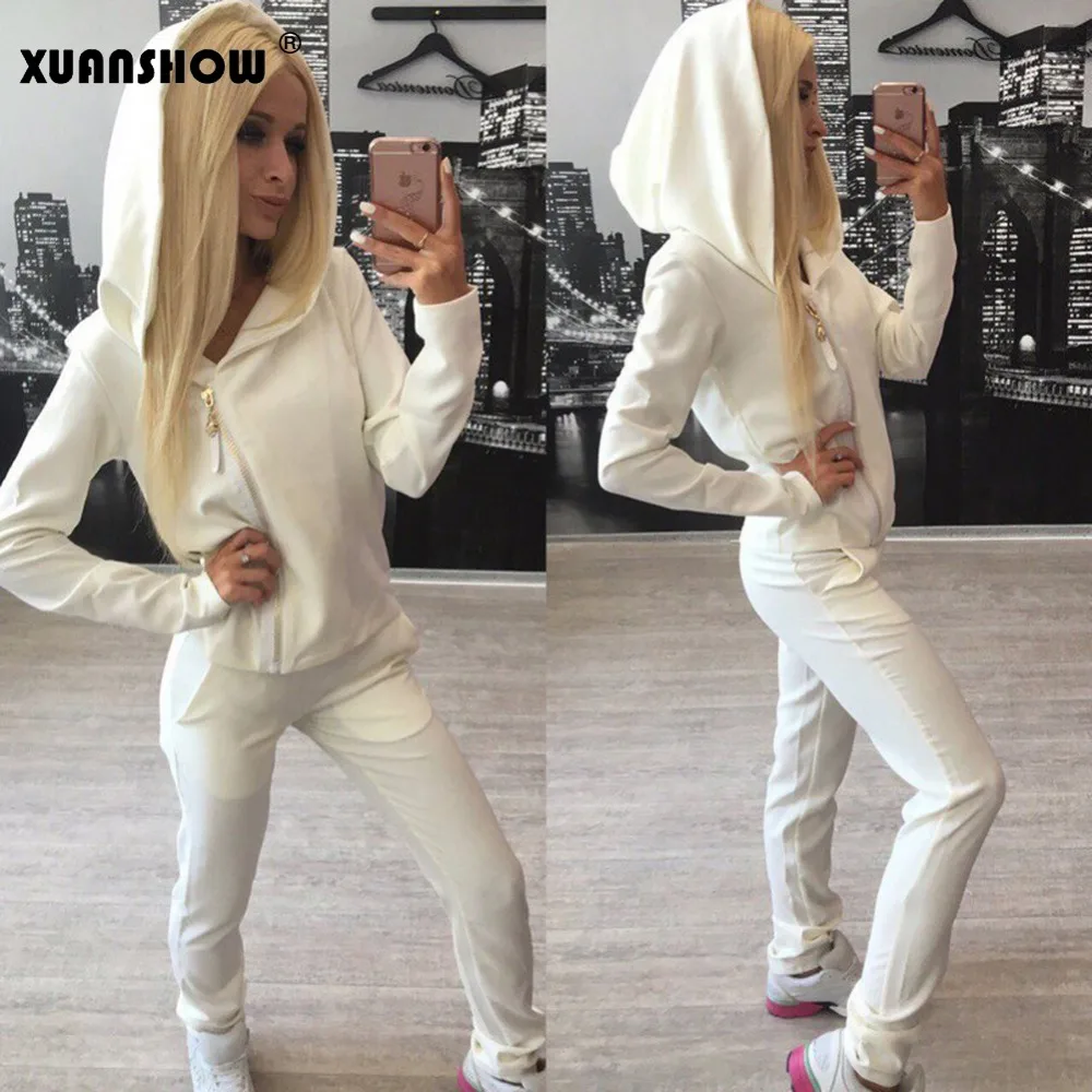 Светлый спортивный костюм женский