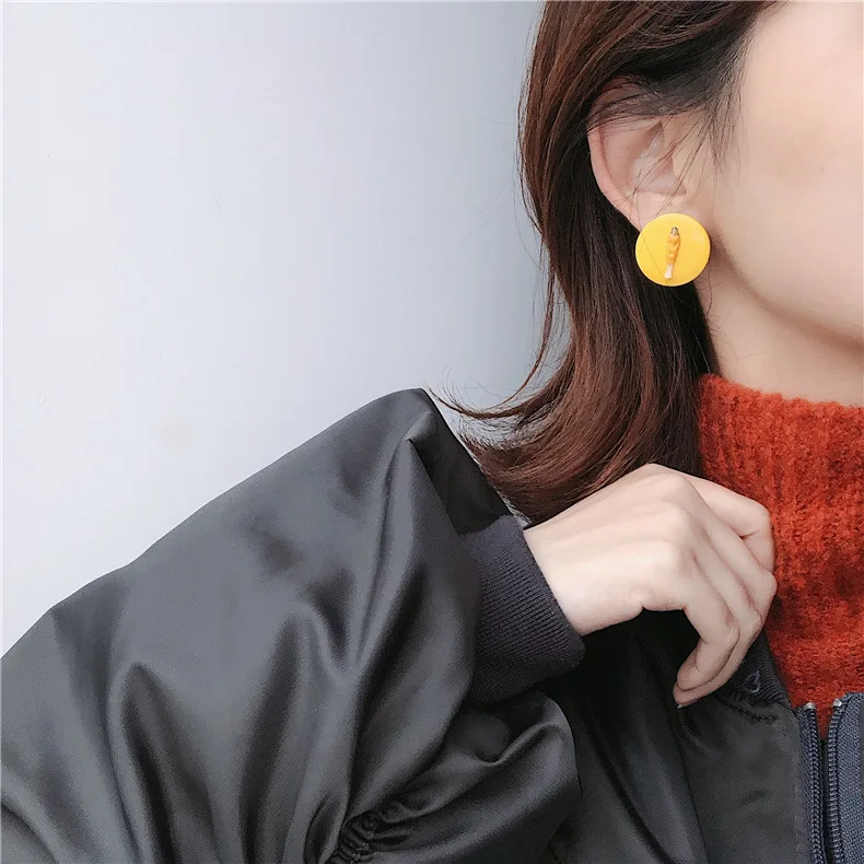 Случайные цвета Мужчины Женщины Firgure круглые желтые деревянные серьги-гвоздики для девушек женские Забавные милые корейские серьги ручной работы