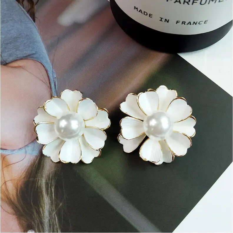 Aliexpress.com : Buy 1 Pair New Fashion Big White Flower Stud Earrings ...