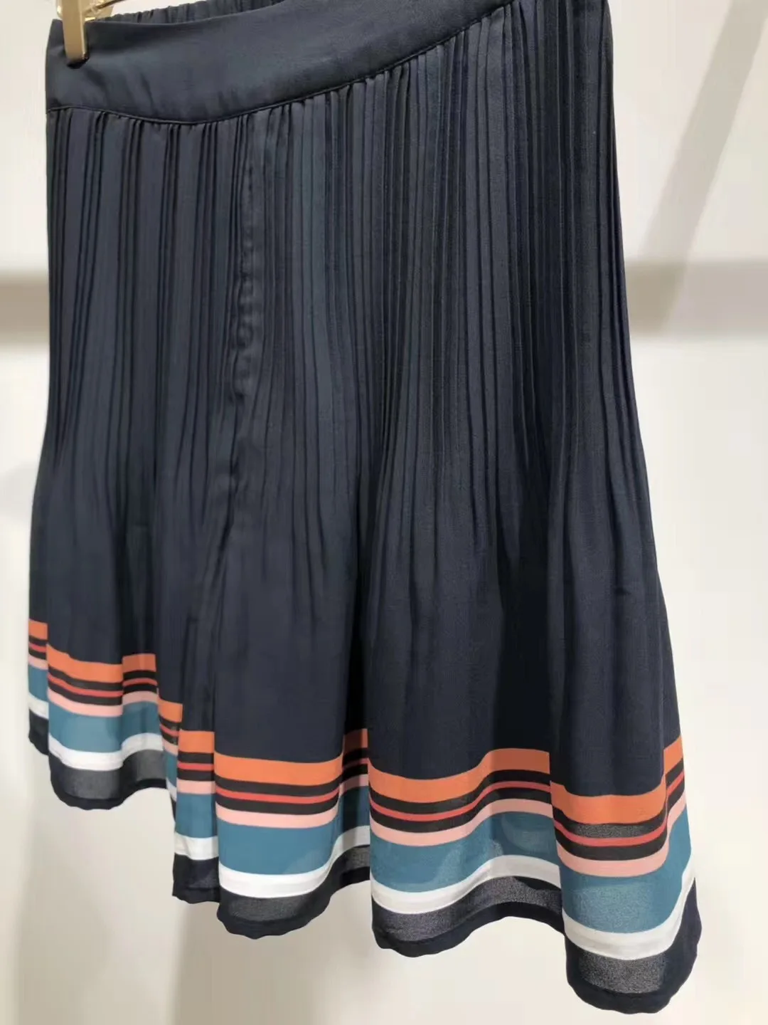 2019 Spring and Summer New Rainbow Spell Stripes Folding Loose Leisure Striped Knee Length Black Women Pants 2019 Spring and Summer New Rainbow Spell Stripes Folding Loose Leisure Striped Knee Length Black Women Pants