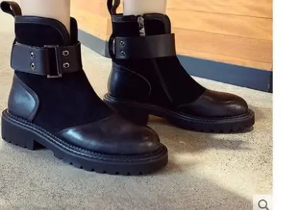 

2018 new locomotive Martin boots women's boots belt locomotive flat bottom skinny boots.
