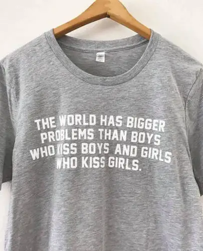 Мир имеет большие проблемы, чем мальчики, которые целуют мальчиков и девочек, футболка с буквенным принтом сексистские tumblr, футболки, женские футболки, топы - Цвет: Grey with white txt