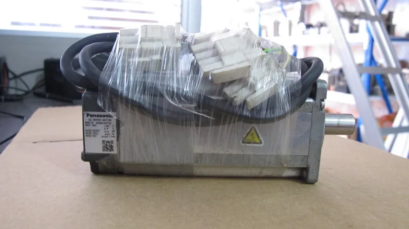 

Used servomotor MHMD 042P 2B Almost new warranty for three months